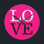 Reloj Redondo Mediano Fondo de Rosa Amor Boda<br><div class="desc">Puedes cambiar fácilmente las fuentes y los colores. También puedes agregar tu logotipo y la imagen de fondo como desees.</div>