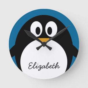 Reloj Redondo Mediano fondo lindo del azul del pingüino del dibujo