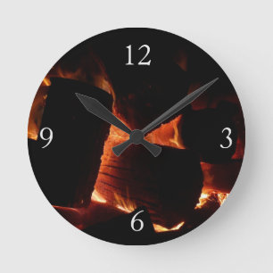 Reloj Redondo Mediano Foso de Fuego Quemando Leños en Invierno
