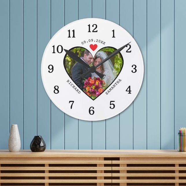 Reloj Redondo Mediano Foto blanca negra en el primer aniversario del Bod (Black White Photo In Heart 1st Wedding Anniversary Round Clock)