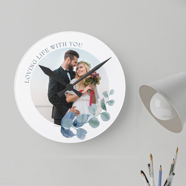Reloj Redondo Mediano Foto boda Eucalyptus deja marco botánico (Wedding anniversary photo gift with wedding photo, with "loving life with you" wording)