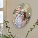 Reloj Redondo Mediano Foto de familia nombre del guión del amor moderno<br><div class="desc">Sube tu foto favorita y haz que este moderno reloj de pared sea un regalo para recordarte tu compromiso,  boda o el aniversario de cualquier otra pareja!</div>
