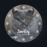 Reloj Redondo Mediano Foto de gato personalizada<br><div class="desc">Los gatos dejan huellas de pata en tu corazón. Muestra tu foto de gato favorito con este hermoso reloj personalizado perfecto para la mejor mamá/papá del mundo.</div>