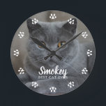 Reloj Redondo Mediano Foto de gato personalizada<br><div class="desc">Los gatos dejan huellas de pata en tu corazón. Muestra tu foto de gato favorito con este hermoso reloj personalizado perfecto para la mejor mamá/papá del mundo.</div>