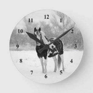 Reloj Redondo Mediano Foto de Nieve blanca y negra en los caballos