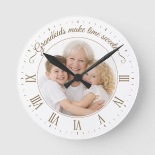 Reloj Redondo Mediano Foto de Numeral Romano de Nietos que Hacen que el