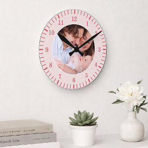 Reloj Redondo Mediano Foto Familiar Personalizada Rosa y Rojo Clásico