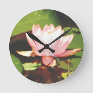 Reloj Redondo Mediano Foto Flores rosas Blue Dragonfly Lago Arrowhead