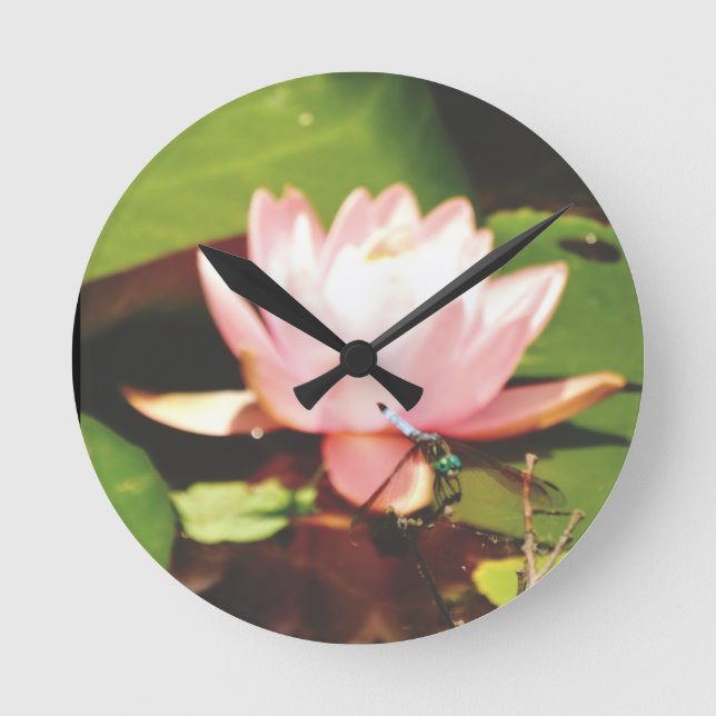 Reloj Redondo Mediano Foto Flores rosas Blue Dragonfly Lago Arrowhead (Anverso)