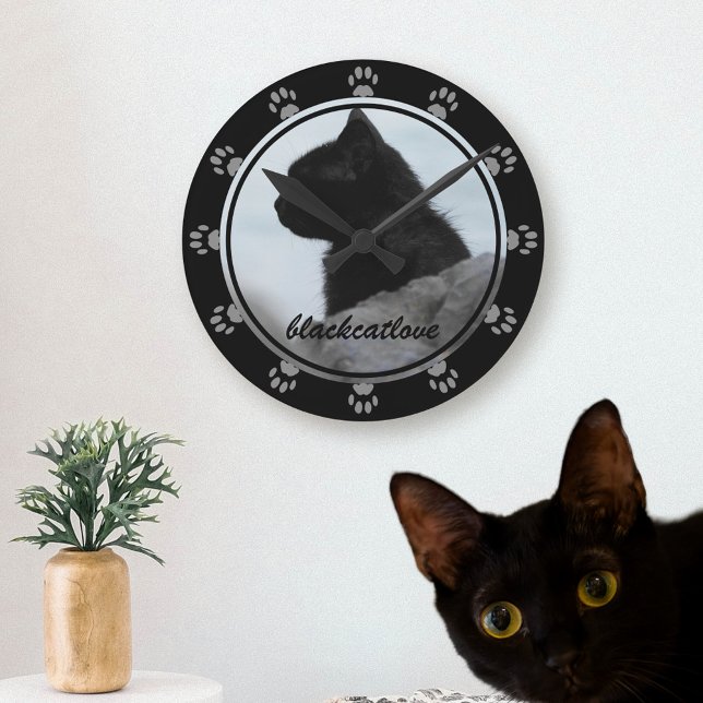 Reloj Redondo Mediano Foto mascota Nombre de gato negro Paw Imprimir rel (Let your black cat silently judge you as you check what time it is.)