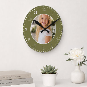 Reloj Redondo Mediano Foto personalizada verde y números blancos persona