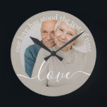 Reloj Redondo Mediano Foto personalizada y foto de texto<br><div class="desc">Haz un reloj de pared de fotos personalizado de Ricaso - agrega tu propia foto y texto - regalos de foto-me-aguijón - Nuestro amor ha resistido la prueba del tiempo - idea de regalo de aniversario perfecta</div>