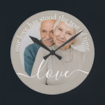 Reloj Redondo Mediano Foto personalizada y foto de texto<br><div class="desc">Haz un reloj de pared de fotos personalizado de Ricaso - agrega tu propia foto y texto - regalos de foto-me-aguijón - Nuestro amor ha resistido la prueba del tiempo - idea de regalo de aniversario perfecta</div>