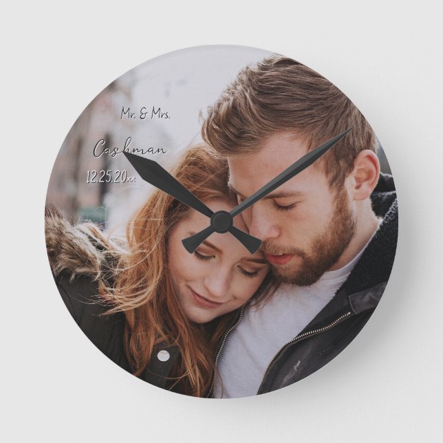 Reloj Redondo Mediano Foto romántica de Personalizado de primer año (Anverso)