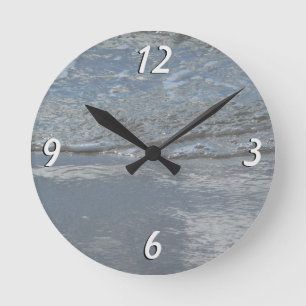 Reloj Redondo Mediano Fotografía abstracta de agua lamiendo la playa