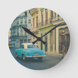 Reloj Redondo Mediano Fotografía callejera de un coche clásico vintage e