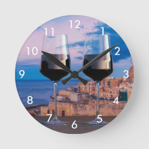 Reloj Redondo Mediano Gafas de vino con vistas a la puesta de sol sobre