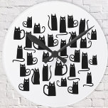 Reloj Redondo Mediano Gato negro divertido<br><div class="desc">Muchos lindos gatos negros. Arte original de Nic Squirrell.</div>