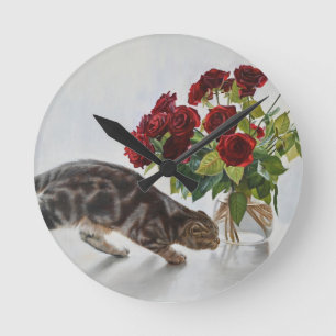 Reloj Redondo Mediano Gato y Rosas Rojas – Impresión de Pintura al Óleo