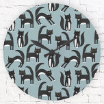 Reloj Redondo Mediano Gatos blancos y negros de Tuxedo<br><div class="desc">Los gatos de esmoquin blanco y negro que se dedican a sus asuntos. Un patrón divertido en un fondo azul medio.</div>