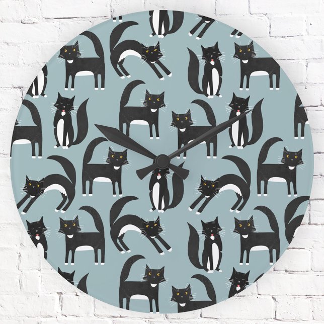 Reloj Redondo Mediano Gatos blancos y negros de Tuxedo (Black and white tuxedo cats on a duck egg blue background.  Fun wall clock for animal lovers.)