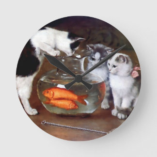 Reloj Redondo Mediano Gatos Gatitos pescando en un bol de pescado pintan