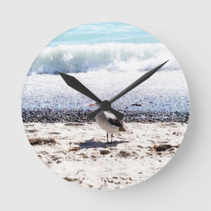 Reloj Redondo Mediano gaviota junto al océano en la playa imagen