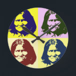 Reloj Redondo Mediano Geronimo de Pop Art<br><div class="desc">Estilo de arte pop Icónico imágenes históricas de personas - Guerrero de la libertad Tribe india Jefe de arte Gerónimo</div>
