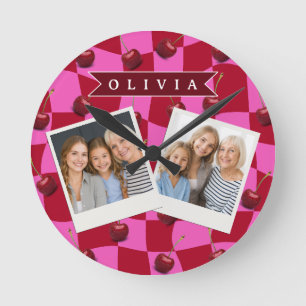 Reloj Redondo Mediano Gingham de Cereza Personalizado Retro con Nombre P