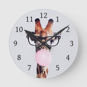 Reloj Redondo Mediano Giraffe con gafas soplando un chicle rosa