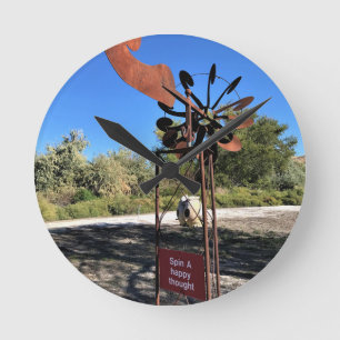 Reloj Redondo Mediano Girar un pensamiento feliz, un Rótulo gracioso