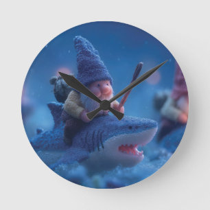 Reloj Redondo Mediano Gnomes singulares montando sobre los tiburones