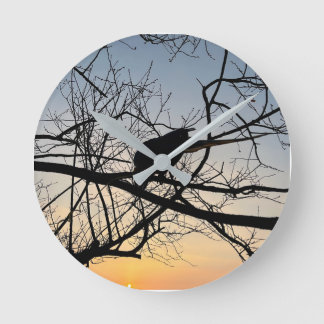Reloj Redondo Mediano Golden Sunset Silhouette: Bird on Tree Branches