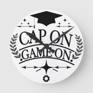 Reloj Redondo Mediano Graduación con la Gorra Puesta 