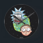 Reloj Redondo Mediano Gráfico del Portal de Pixelverse Rick y Morty<br><div class="desc">Pixelated Rick y Morty se dirigen a un portal verde.</div>