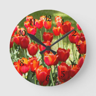 Reloj Redondo Mediano Gran campo de tulipanes rojos