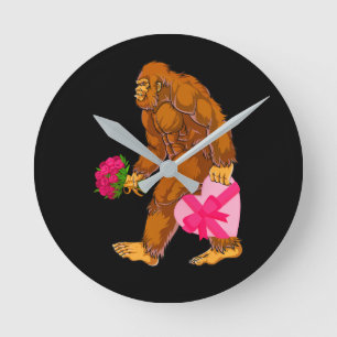 Reloj Redondo Mediano Gran pie Sasquatch Funny Día de San Valentín Love