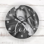 Reloj Redondo Mediano Guión de pincel Personalizado de amor Foto Keepsak<br><div class="desc">Este reloj keepsake muestra tu foto favorita con la palabra 'Amor' colocada en un guión romántico de pincel decorativo blanco. Pide tu mismo o como regalo especial para alguien que amas.</div>