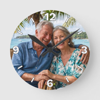 Reloj Redondo Mediano Happy Senior Couple Beach Vacation Decor