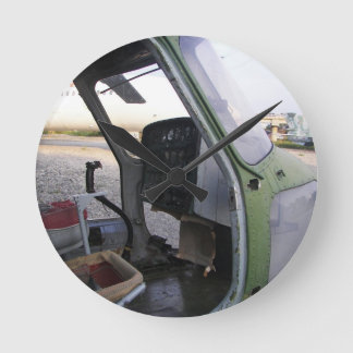 Reloj Redondo Mediano Helicóptero de guerra fría.