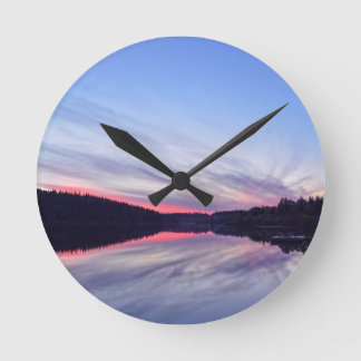 Reloj Redondo Mediano Hermoso atardecer salvaje sobre la foto del lago