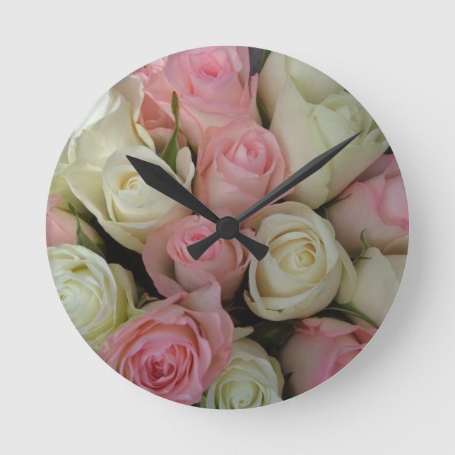 Reloj Redondo Mediano Hermoso Bouquet de flores de rosas blancas rosas (Anverso)