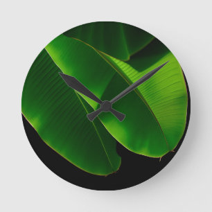 Reloj Redondo Mediano Hoja de plátano verde vibrante tropical primer pla