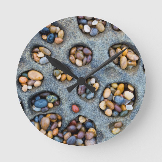Reloj Redondo Mediano Holes filled with pebbles, CA (Anverso)