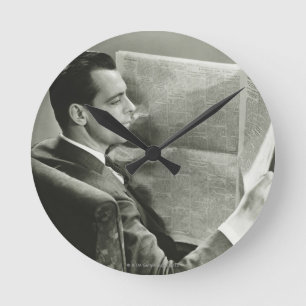 Reloj Redondo Mediano Hombre de negocios que lee el periódico