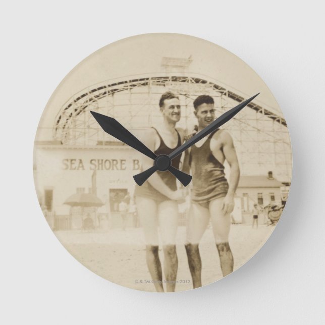 Reloj Redondo Mediano Hombres que se colocan en la playa (Anverso)