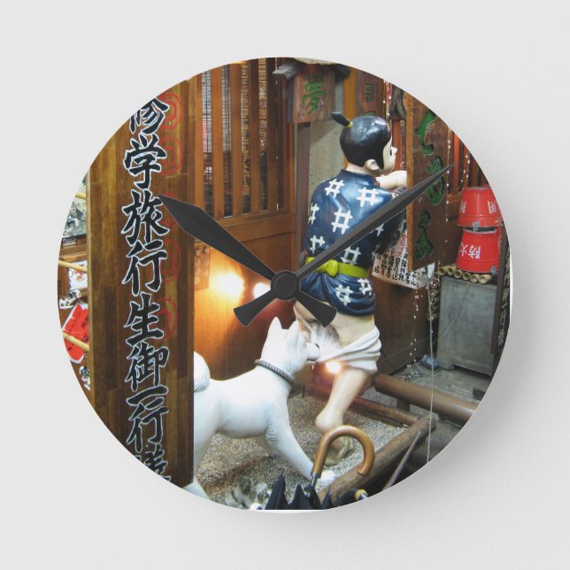 Reloj Redondo Mediano Humor japonés - Perro sacando pantalones (Anverso)