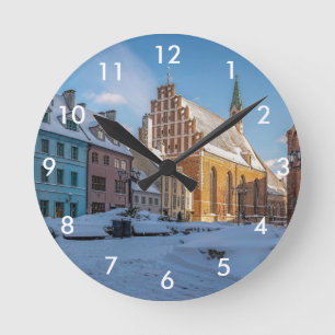 Reloj Redondo Mediano Iglesia de San Pedro en invierno en Riga, Letonia