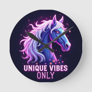 Reloj Redondo Mediano Ilustración de caballo neon vibrante con texto úni