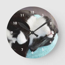 Reloj Redondo Mediano imagen de gatito de gatito de tuxedo dormido